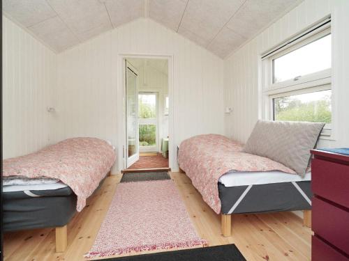 een slaapkamer met 2 bedden en een raam bij Holiday home Slagelse XIX in Slagelse