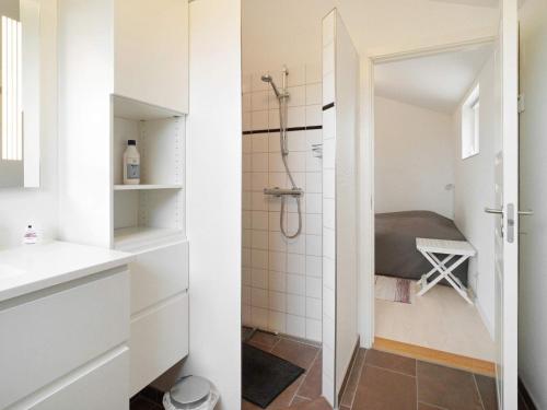 een kleine badkamer met een douche en een wastafel bij Holiday home Slagelse XIX in Slagelse