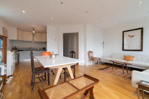 Gallery image of Beautiful Waterfront 1BD Flat - Bethnal Green in London