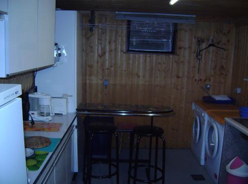 A kitchen or kitchenette at Schönes Doppelbettzimmer im Untergeschoss inkl Parkplatz nach Verfügbarkeit