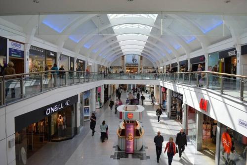 a large shopping mall with people walking through it at Stylish-1 bedroom flat close to Brighton beach in Brighton & Hove