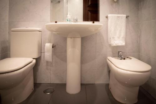 a bathroom with a sink and a toilet at Apartamento Exterior 2 dormitorios en CENTRO HISTÓRICO in San Lorenzo de El Escorial