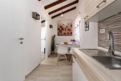 Relax in 2 bedroom app in old town w/AC and WIFI photo 3