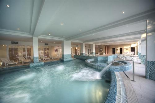 Бассейн в Két Korona Konferencia és Wellness Hotel или поблизости