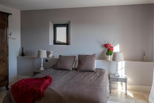 a bedroom with a bed and two lamps and a mirror at Bastide Saint Maurin in Ansouis