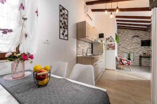 Relax in 2 bedroom app in old town w/AC and WIFI