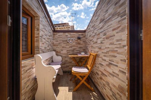 Relax in 2 bedroom app in old town w/AC and WIFI