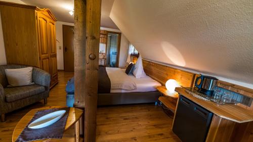 um quarto de hotel com uma cama e um sofá em Gästehaus Holzer Kreuz- Gästezimmer Margerite für 2 Personen inkl Landfrühstück em Fröhnd