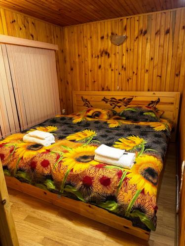 ein Schlafzimmer mit einem Bett mit Sonnenblumen, gmaxwell gmaxwellzos in der Unterkunft “River Romance” Villa in Kamchia