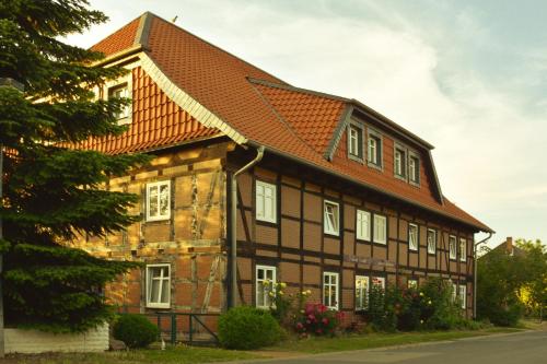 stary dom z pomarańczowym dachem w obiekcie Gästezimmer Emmis Erbe w mieście Peine