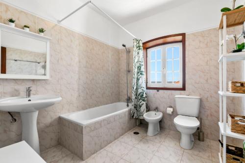 e bagno con lavandino, servizi igienici e vasca. di Sweet Home Sagres a Sagres