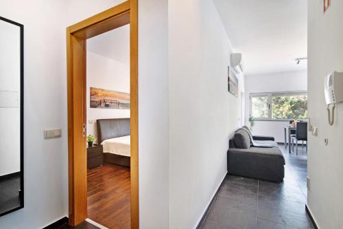 een kamer met een deur naar een slaapkamer bij Apartamento Oceano in Albufeira