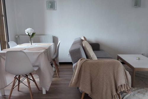 un salon avec une table et un canapé dans l'établissement Appartement climatisé Avignon, à Avignon