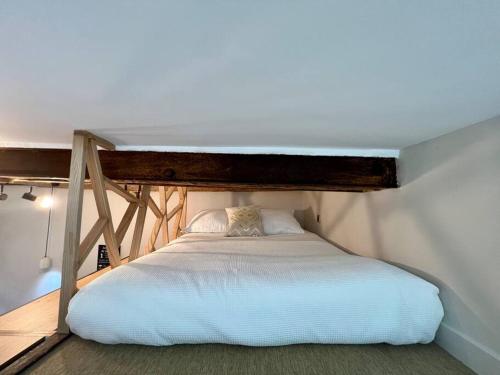 un lit dans une petite pièce avec dans l'établissement Antibes cute Duplex Studio, à Antibes