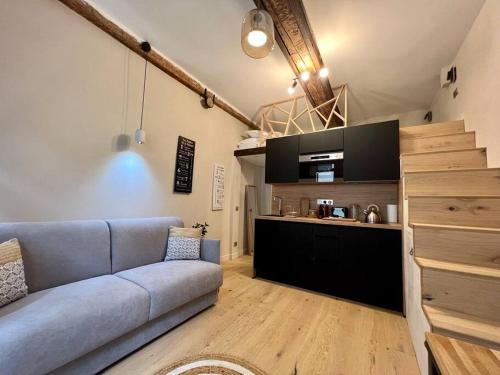 un soggiorno con divano e una cucina di Antibes New Luxe Duplex Studio a Antibes