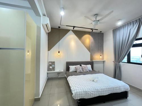 - une chambre avec un lit et un ventilateur de plafond dans l'établissement Meridin Medini by WP Homestay, à Nusajaya