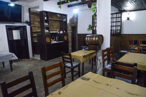 restauracja ze stołami, krzesłami i beczką w obiekcie HOTEL GOLDEN CITY w mieście Złatograd