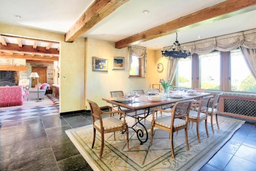 une salle à manger avec une table et des chaises dans l'établissement Demeure des Hauts Champs - à 800m de la plage de Pen Guen, à Saint-Cast-le-Guildo
