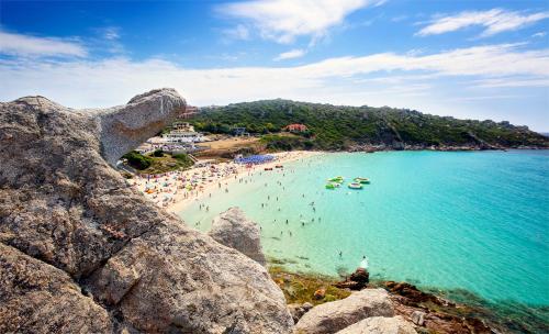 un gruppo di persone in acqua in spiaggia di Sweet Home a Santa Teresa di Gallura