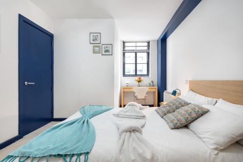 Voodi või voodid majutusasutuse Spitalfields one bedroom apartment toas