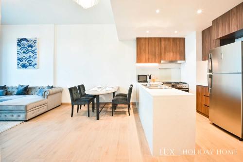 Kuchyň nebo kuchyňský kout v ubytování LUX The La Mer Sea View Suite 5