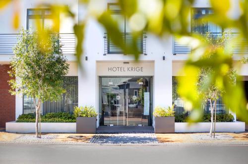 um edifício mágico de hotel com uma porta da frente em Hotel Krige em Stellenbosch