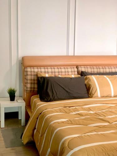 ein Schlafzimmer mit einem Bett und einem Nachttisch daneben in der Unterkunft AmicaHomes Studio 3 Empire City Free wifi & Netflix in Petaling Jaya