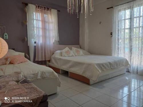 En eller flere senge i et værelse på Semeli House