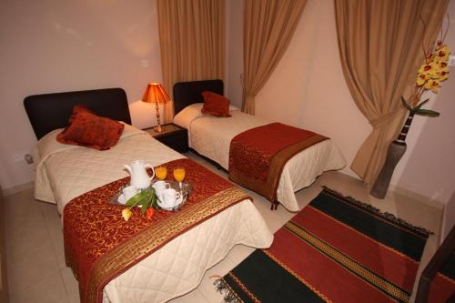Katil atau katil-katil dalam bilik di A three-bedroom villa with a private pool and landscaped garden Wi-Fi