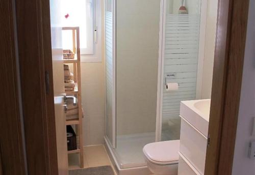 uma casa de banho com um chuveiro, um WC e um lavatório. em Casa la Vida - Golf villa with private pool em Alhama de Múrcia