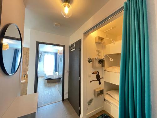 W łazience znajduje się lustro i prysznic. w obiekcie Sweet Break Annecy w Annecy