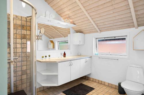 W łazience znajduje się toaleta, umywalka i prysznic. w obiekcie Beautiful Holiday Home In North Zealand w mieście Tikøb