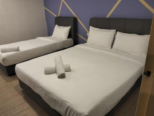A bed or beds in a room at Gohtong Jaya Surewin Hotel