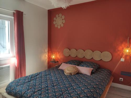 una camera con un letto blu con due cuscini sopra di Maison La Coulonnaise a Coulon