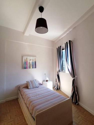 1 dormitorio con 1 cama en una habitación en Apartamento con vistas en Hermigua, en Hermigua