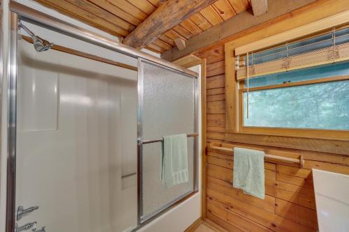 bagno con doccia e finestra di Modern Fairland Log Cabin with Lake Access! a Fairland