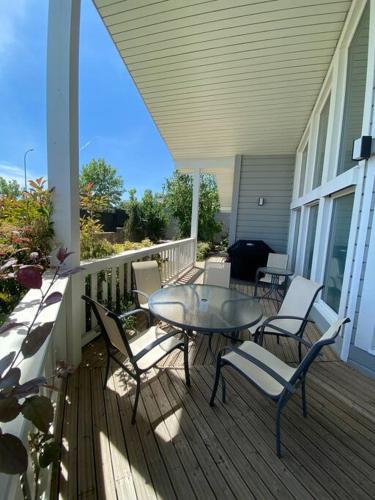 a patio with a table and chairs on a porch at Casa Nunki in Guadalix de la Sierra