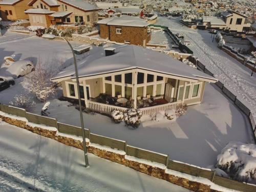 una casa cubierta de nieve con un patio cubierto de nieve en Casa Nunki, en Guadalix de la Sierra
