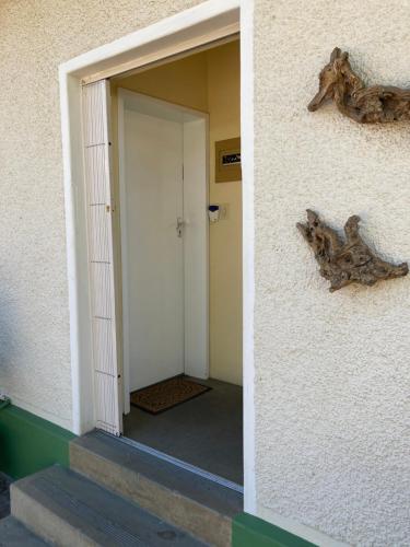 Ramblers Self Catering Accommodation في ويندهوك: مدخل إلى مدخل مع باب إلى مبنى
