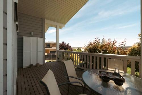 a balcony with a table and chairs on a deck at Casa Nunki in Guadalix de la Sierra