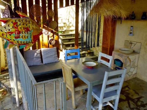 ein Esszimmer mit einem Tisch und Stühlen in einem Zimmer in der Unterkunft A ChiOsella Égée in Corbara