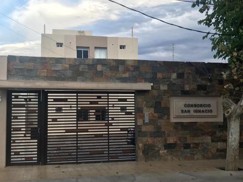 un edificio con dos puertas de garaje delante de él en Departamento Ameghino 2do piso en San Juan