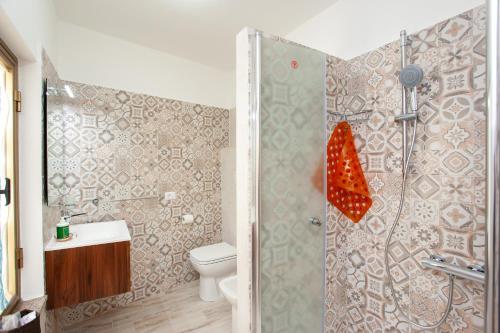 uma casa de banho com um chuveiro e um WC. em Casa Irgoli - Sardegna em Irgoli