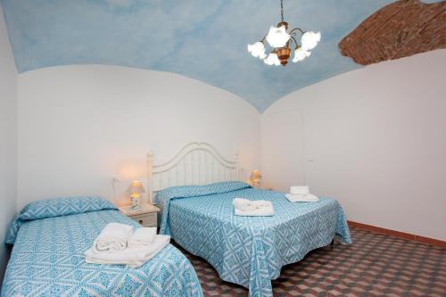 1 dormitorio con 2 camas y toallas. en Casa Irgoli - Sardegna, en Irgoli