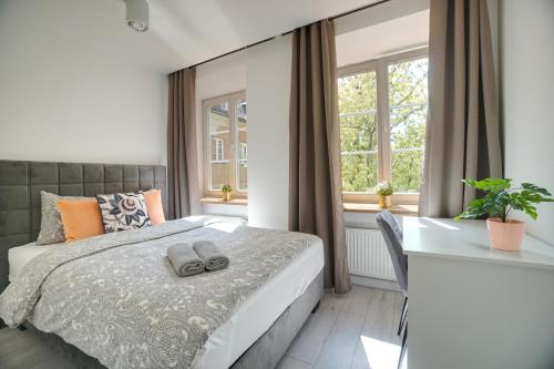 sypialnia z łóżkiem i oknem w obiekcie Warsaw Premium Apartments Old Town w Warszawie