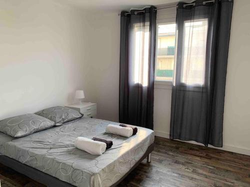 une chambre avec un lit avec deux serviettes dessus dans l'établissement Le St Martin, à Montpellier