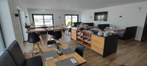 an overhead view of an office with tables and chairs at Hotel Nachtquartier in Weil der Stadt
