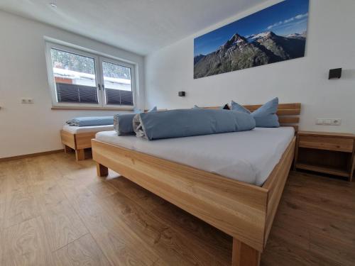 1 Schlafzimmer mit 2 Betten und 2 Fenstern in der Unterkunft Apart Kreuzspitz in Vent