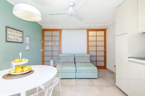 een woonkamer met een tafel en een bank bij Il Bosco sul Mare - Salvia, Terre Marine in Reggimonti