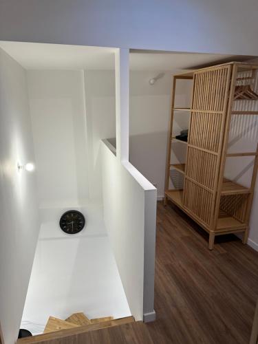 ein weißes Zimmer mit einer Treppe und einem Bücherregal in der Unterkunft Villa Scoubidou Antibes in Antibes
